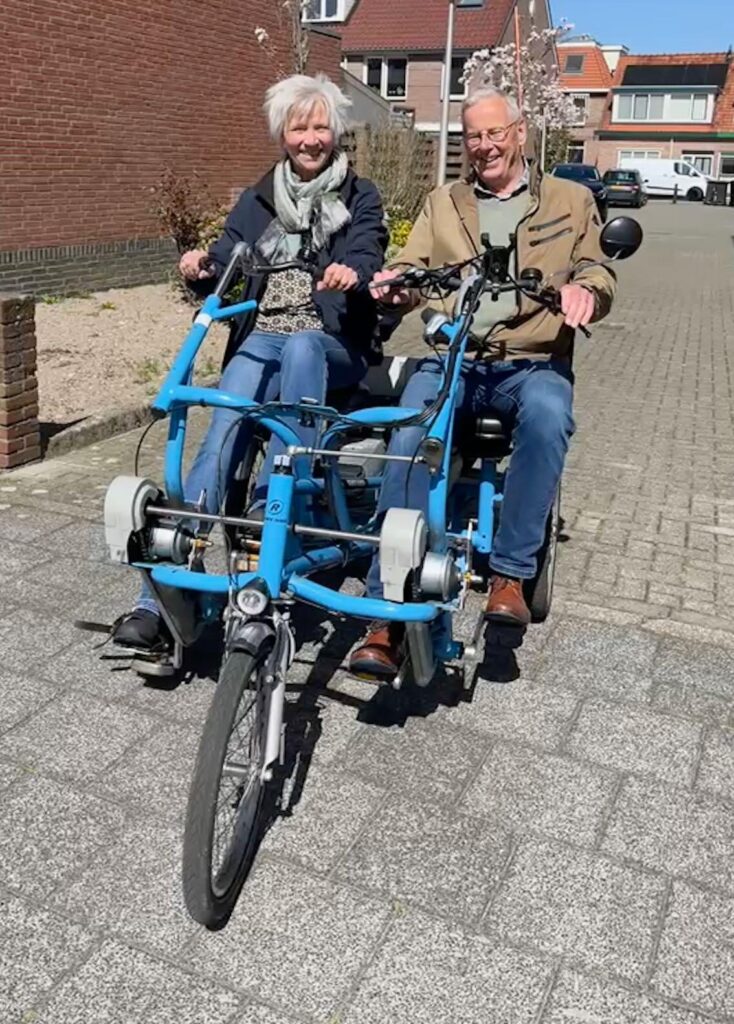 Astrid en Joop op de duofiets na het interview bij Bollenstreek Omroep.