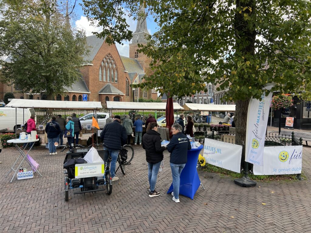 Bollenmarkt 2026 overzicht kraampjes en duofiets bij Oude Pomp in Hillegom