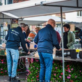 Ferdinand en Frans verkopen bollen op de bollenmarkt 2024