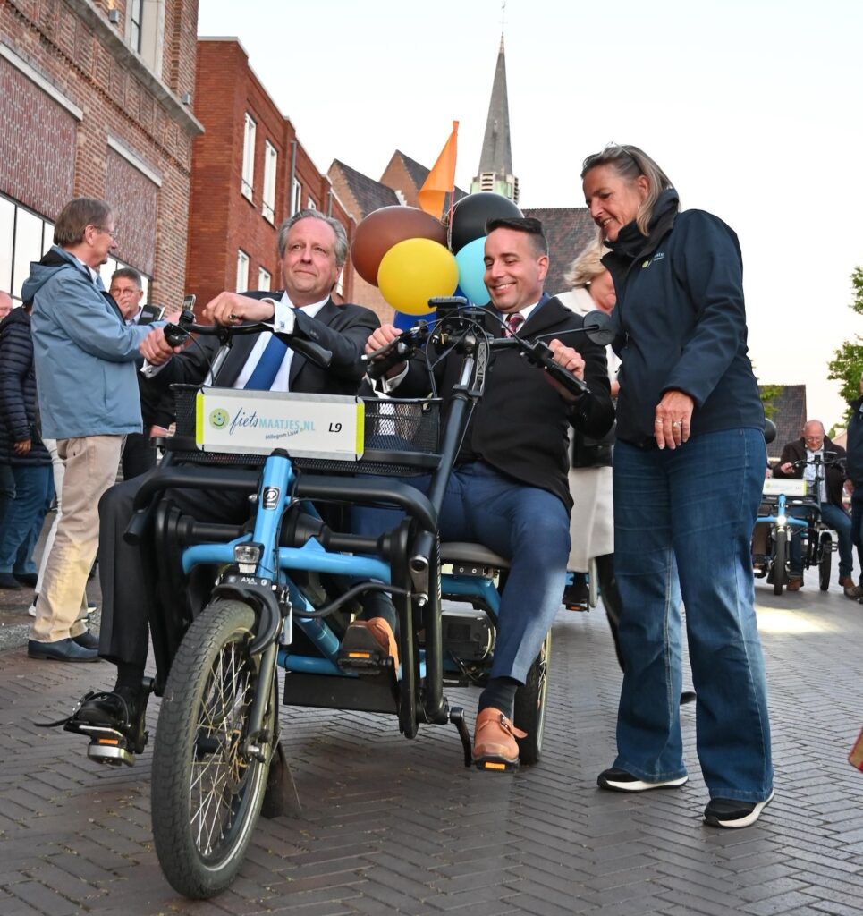 Burgemeesters Pechtold en Nieuwenhuizen op de duofiets