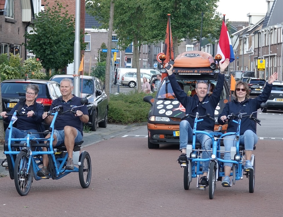 Carbagerun Team ZOT auto met twee duofietsen ervoor