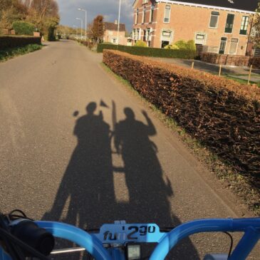 Raymond fietst met zijn vader die dementie heeft: “Onbetaalbaar”.