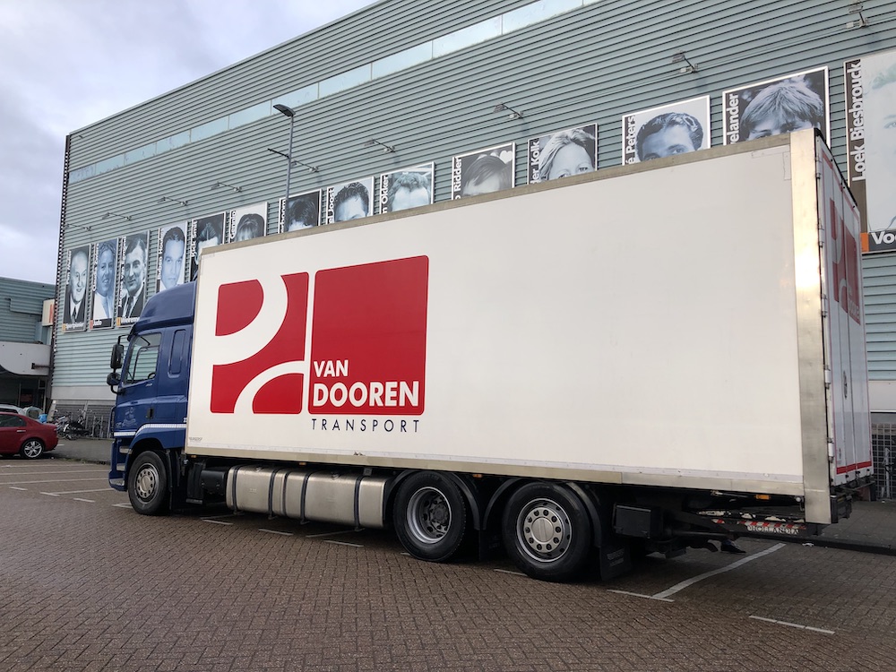 Vrachtwagen van Van Dooren Transport levert de twee duofietsen af bij de ijsbaan in Haarlem.
