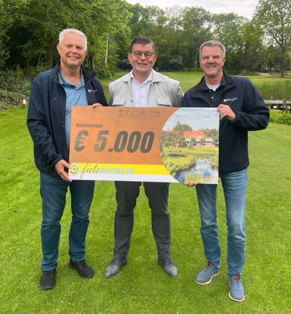 Peter Duivenvoorde van Tespelduyn overhandigt de cheque van € 5.000,- aan Peter en Ferdinand