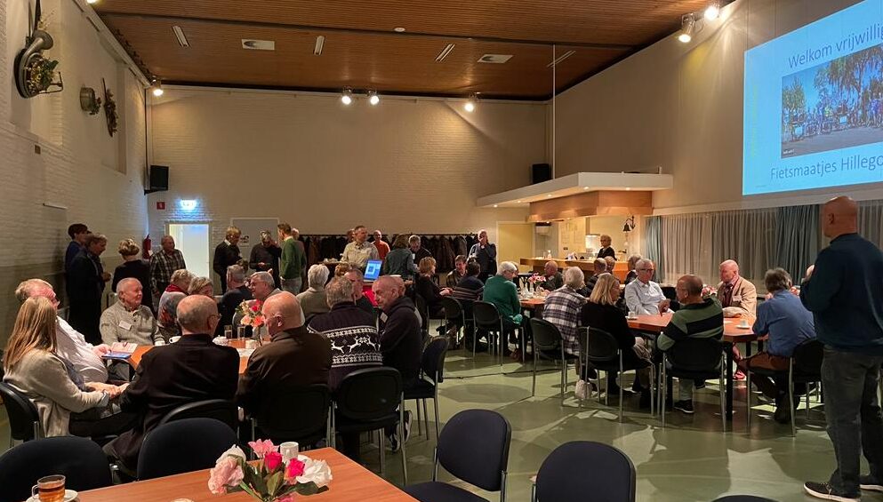 Een gezellig drukke zaal tijdens de vrijwilligersavond in De Harmonie in Hillegom