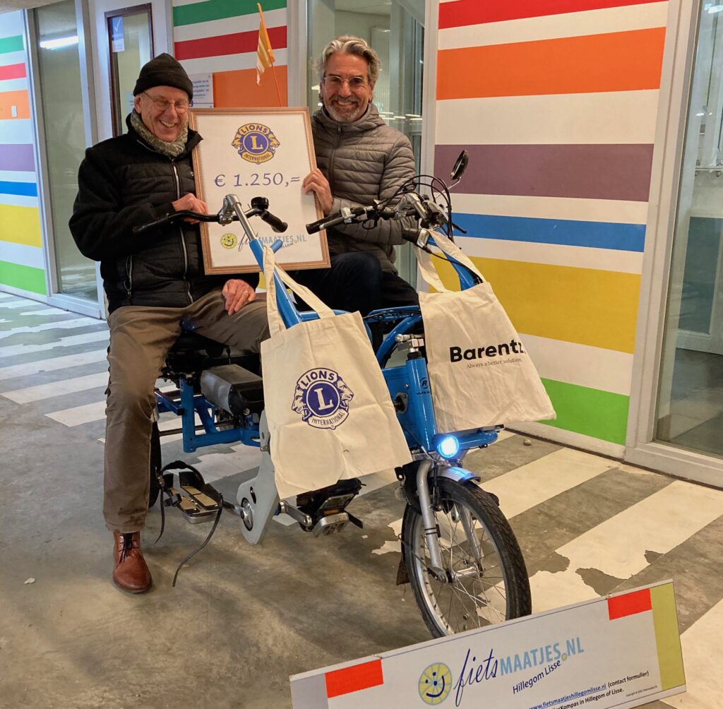 Joop ontvangt cheque van € 1.250,- uit handen van Marcel Holscher van Lionsclub Bollenstreek.