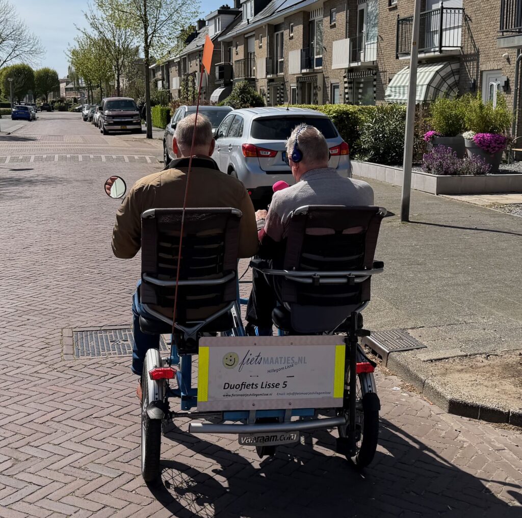 Hans Wensveen van Bollenstreek Omroep interviewt Joop op duofiets
