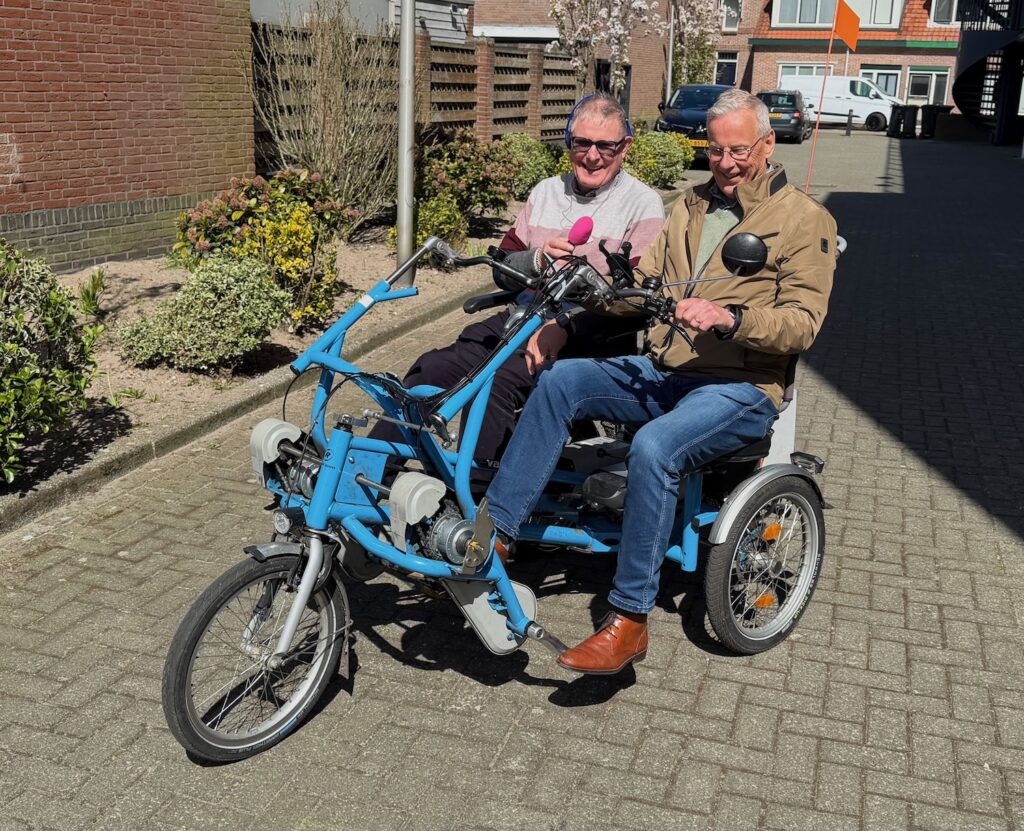 Hans Wensveen van Bollenstreek Omroep met Joop op duofiets voor interview