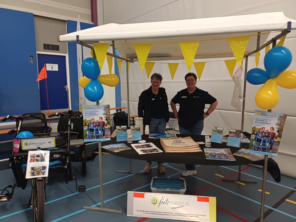 Bianca en Petra bij de kraam van Fietsmaatjes tijdens het Health Festival Hillegom