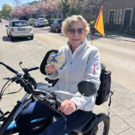 Jubilerende vrijwilliger met chocolade verrassing
