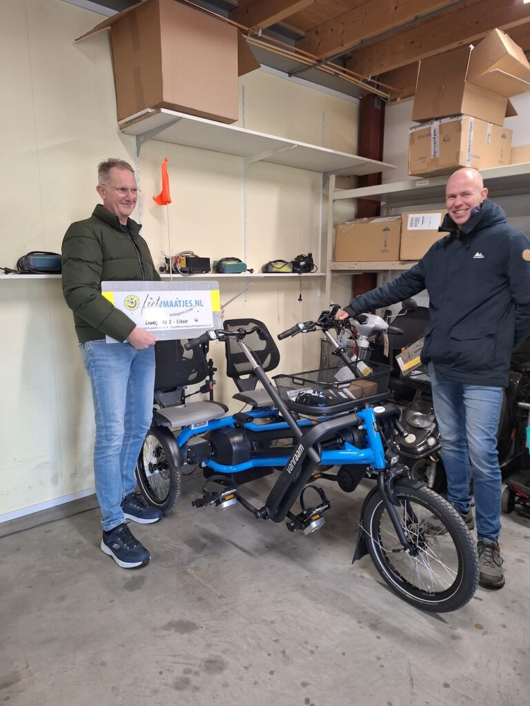 Michel brengt het bord van de nieuwe duofiets L11 bij Warmerdam