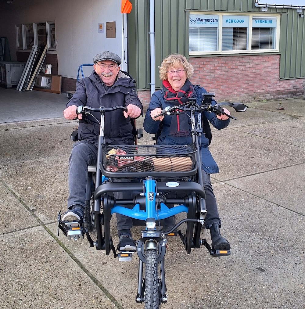 Harry en Harriët halen de nieuwe duofiets L11 op bij Warmerdam.