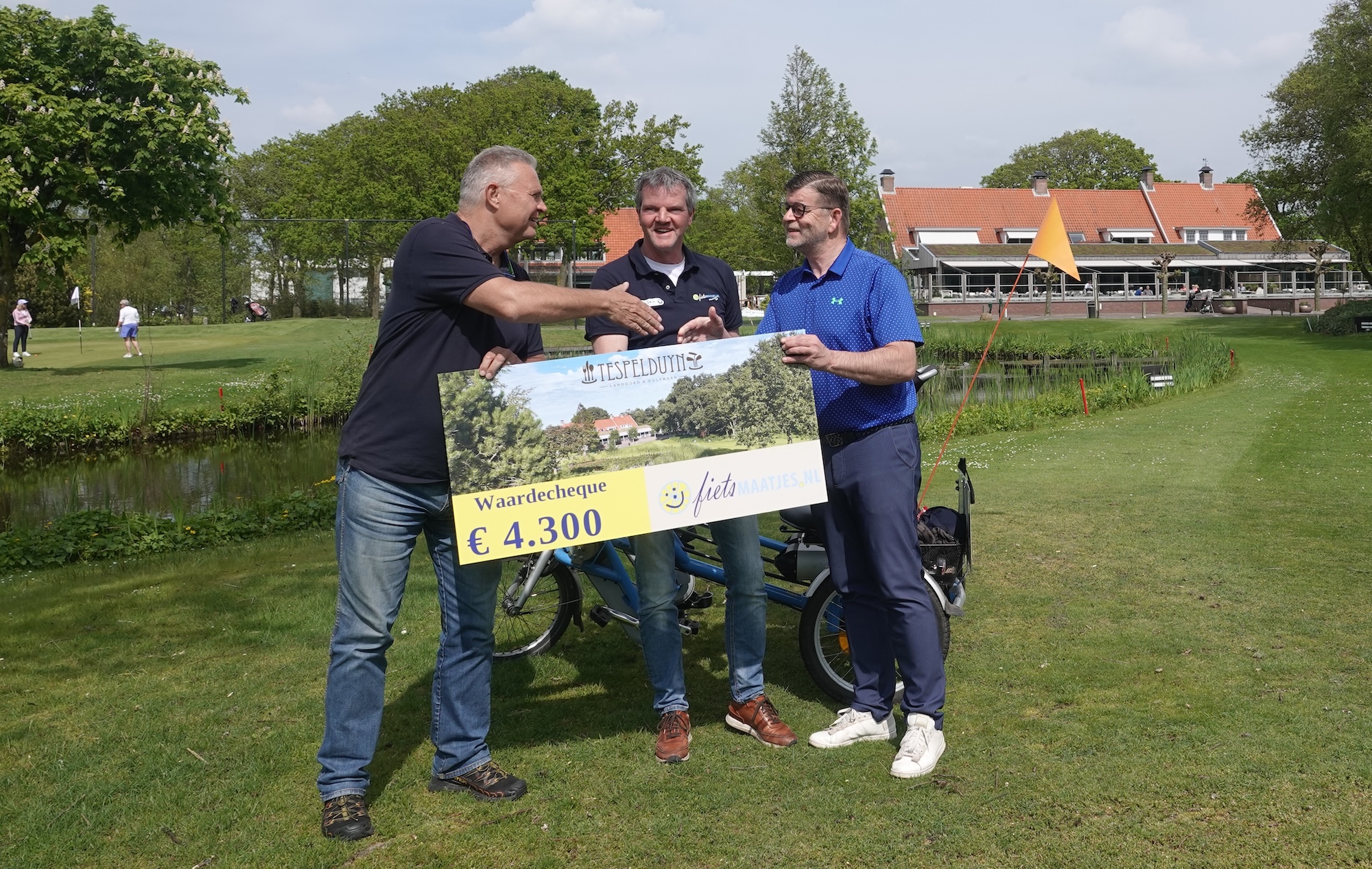 Namens Tespelduyn krijgt Fietsmaatjes Hillegom Lisse een cheque van € 4300 overhandigd.