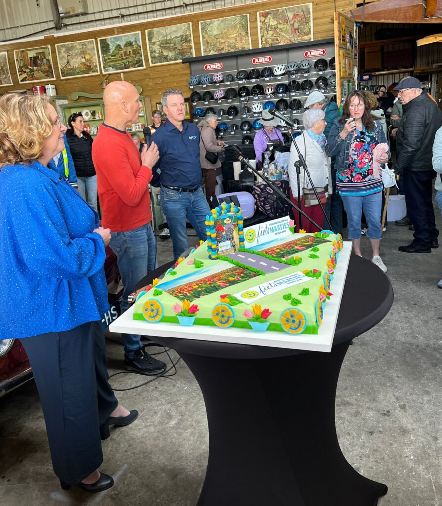 Tulpentour taart met burgemeester Breuer, Rik Kentie en Ferdinand Warmerdam