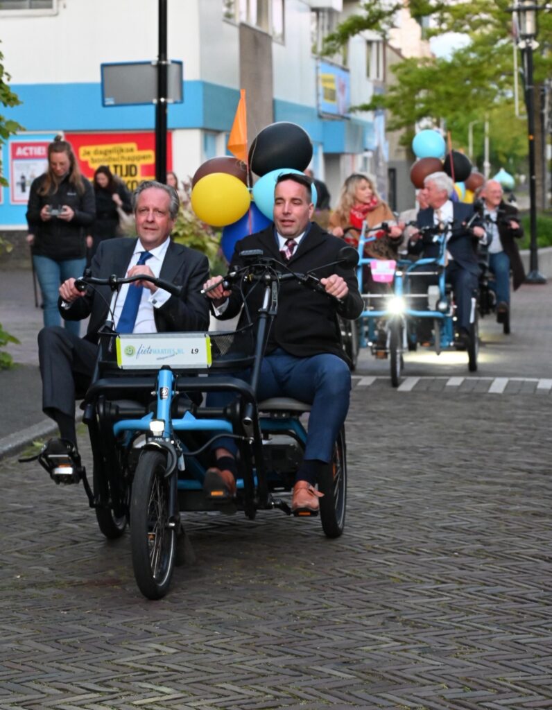 Burgemeesters Pechtold en Nieuwenhuizen leiden stoet duofietsen naar Zwarte Tulp