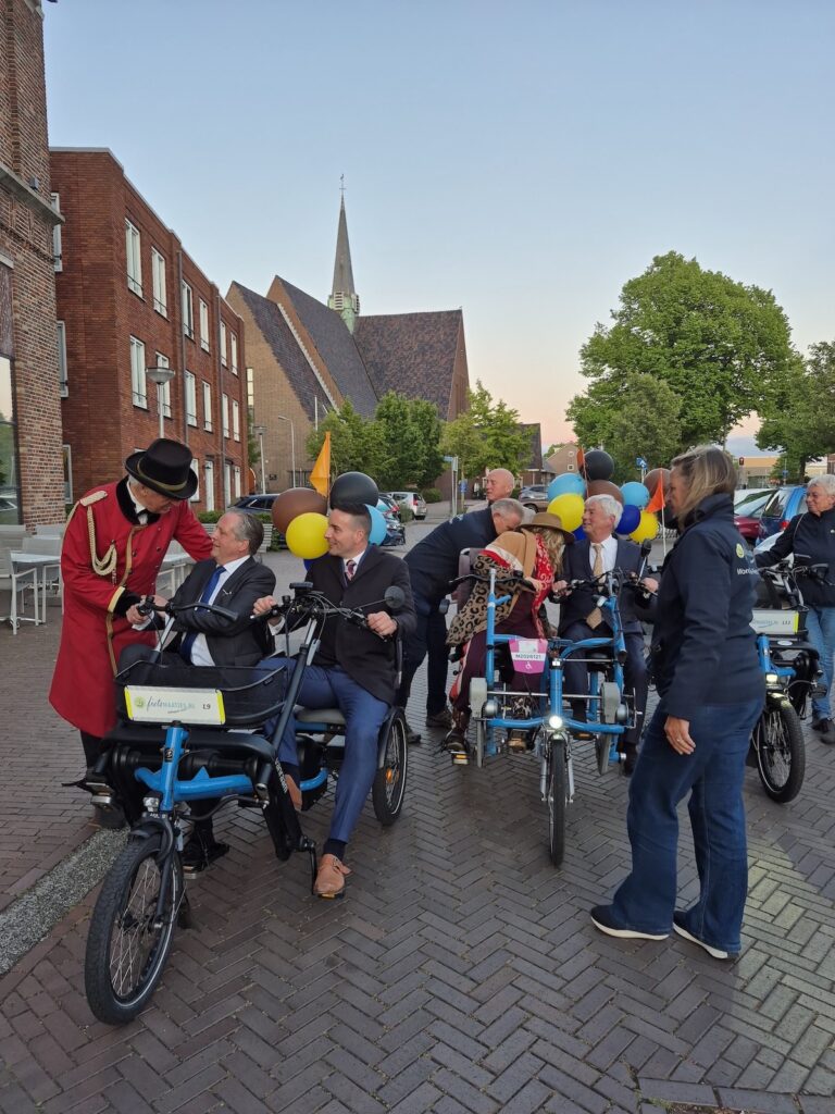 Burgemeesters Pechtold en Nieuwen en hun gezelschap per duofiets klaar voor de start