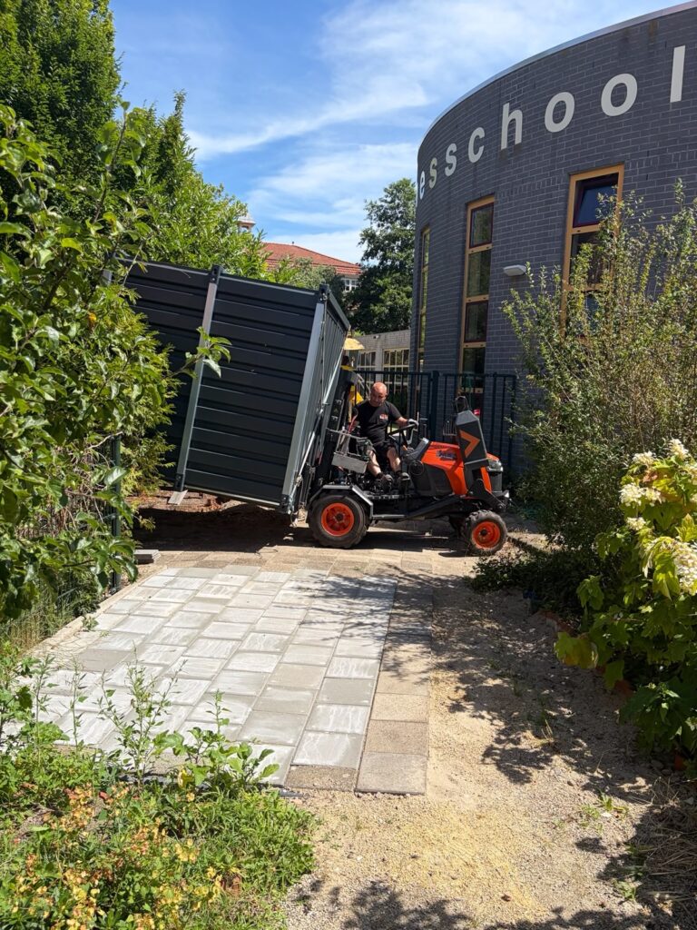 De container van de stalling voor de duofiets wordt geplaatst op het Heemplein
