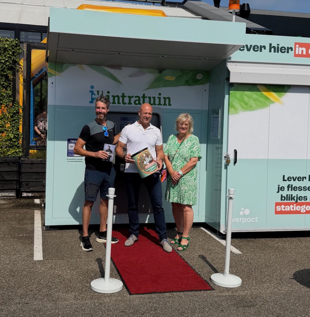 Plastic Soup Surfer Merijn Tinga, eigenaar Intratuin Sjaco Griffioen en wethouder Riet Austie bij de nieuwe statiegeldautomaat