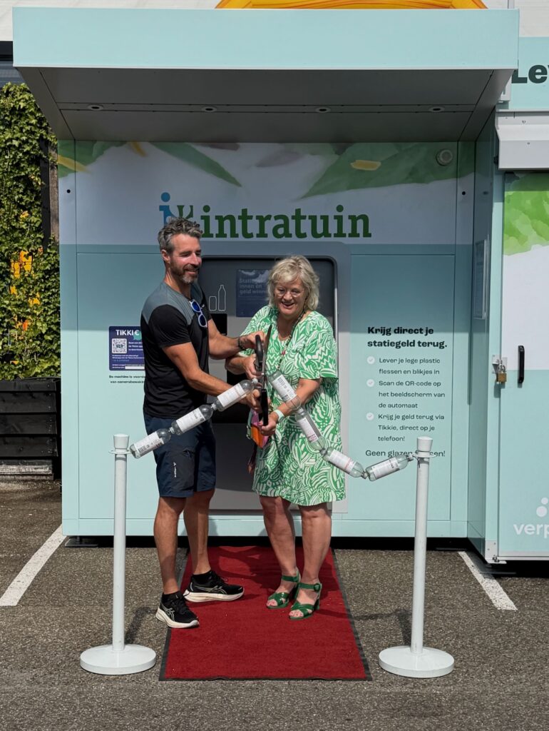 Merijn Tinga en Riet Austie knipten een lint van plastic flesjes door om de statiegeldautomaat van Intratuin te openen