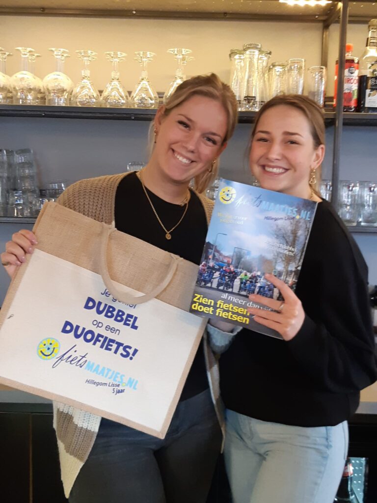 Restaurant Bij Daan (Horecadeal) krijgt magazine uitgereikt.